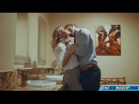 ❤️ Ha blonde e mahlahahlaha e u eka ka kamoreng ea ho phomola ea sechaba Porno  ❤
